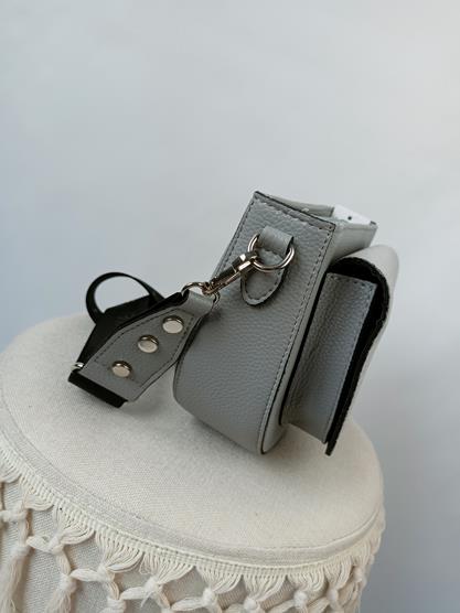 Piękna półokrągła szara torebka Laura Biaggi z zamszową kieszonką z przodu zdjęcie 3