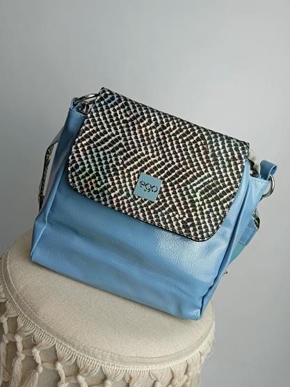 Niebieska lakierowana torebka z firmy Ego z holograficzną klapką zdjęcie 1