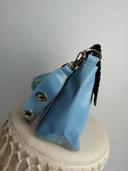 Niebieska lakierowana torebka z firmy Ego z holograficzną klapką zdjęcie 2