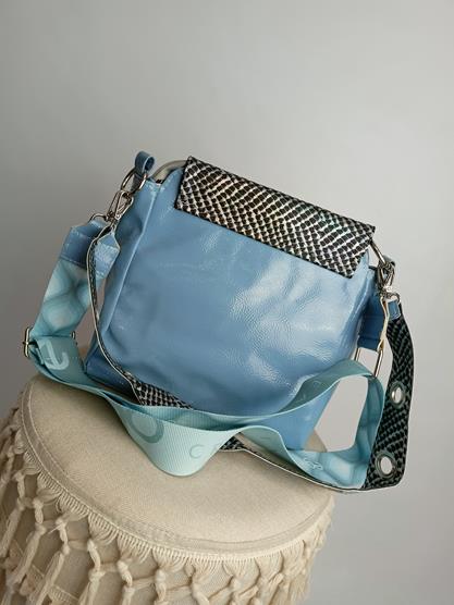 Niebieska lakierowana torebka z firmy Ego z holograficzną klapką