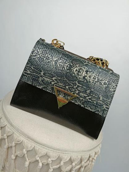 Świetny kuferek Laura Biaggi czarny z klapką w wężowy biało czarny print dwie komory zdjęcie 1
