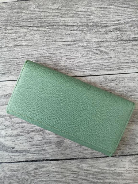 Duży portfel damski zielony z klapką i zapięciem na bigiel w środku zdjęcie 1