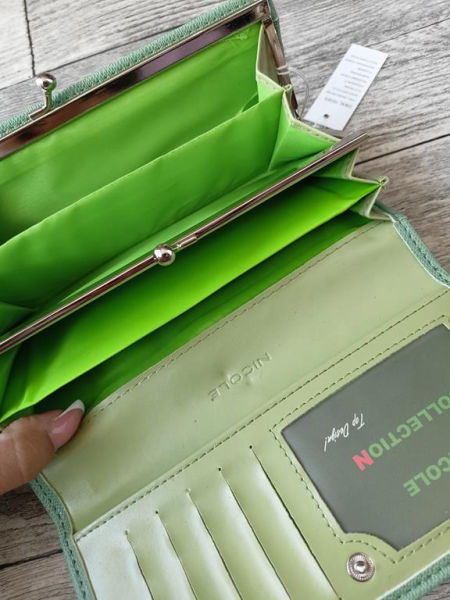 Duży portfel damski zielony z klapką i zapięciem na bigiel w środku zdjęcie 3
