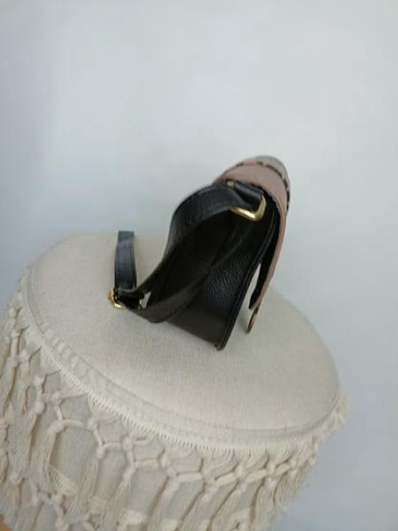 Piękna listonoszka Laura Biaggi czarna z beżową klapką z panterkowym paskiem na klapce zdjęcie 3