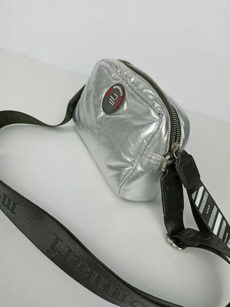 Świetna jednokomorowa torebka Monnari srebrna z czarnym okrągłym logo zdjęcie 2