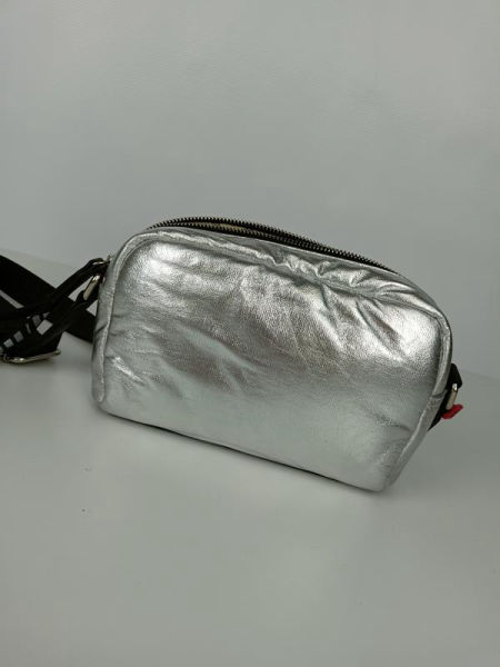 Świetna jednokomorowa torebka Monnari srebrna z czarnym okrągłym logo zdjęcie 3